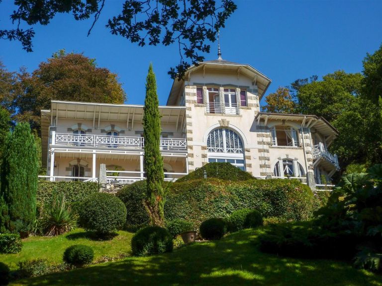 villa 10 Rooms for sale on MORLAIX (29600)