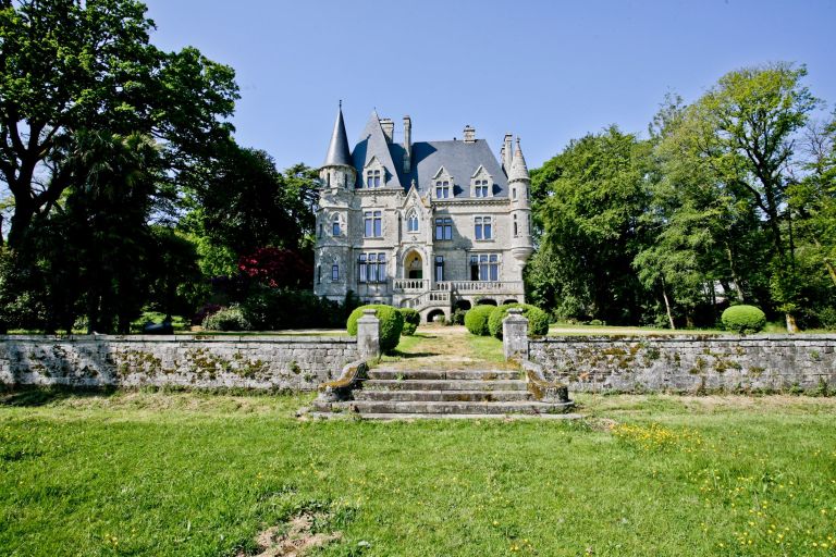 castle 10 Rooms for sale on VANNES (56000)