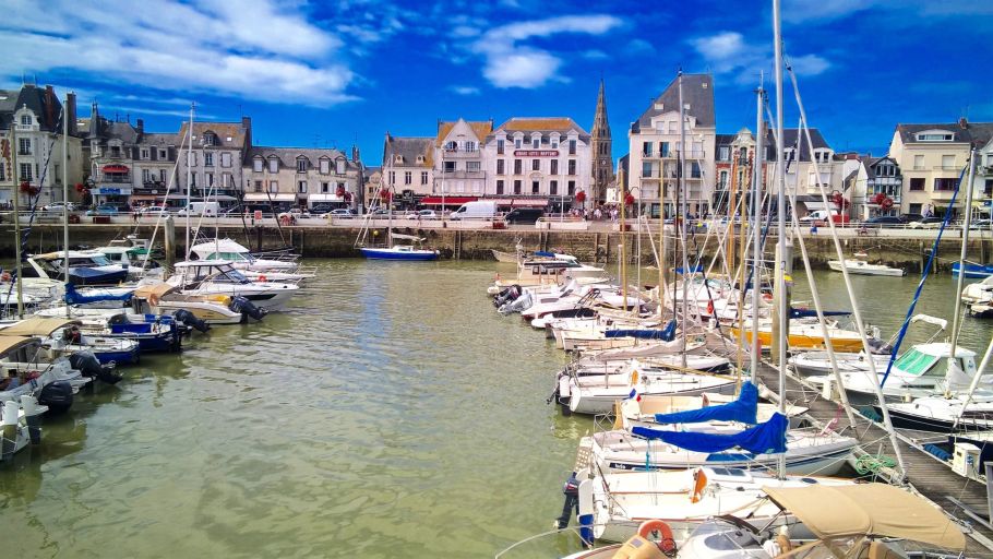 house 10 Rooms for sale on LA BAULE (44500)