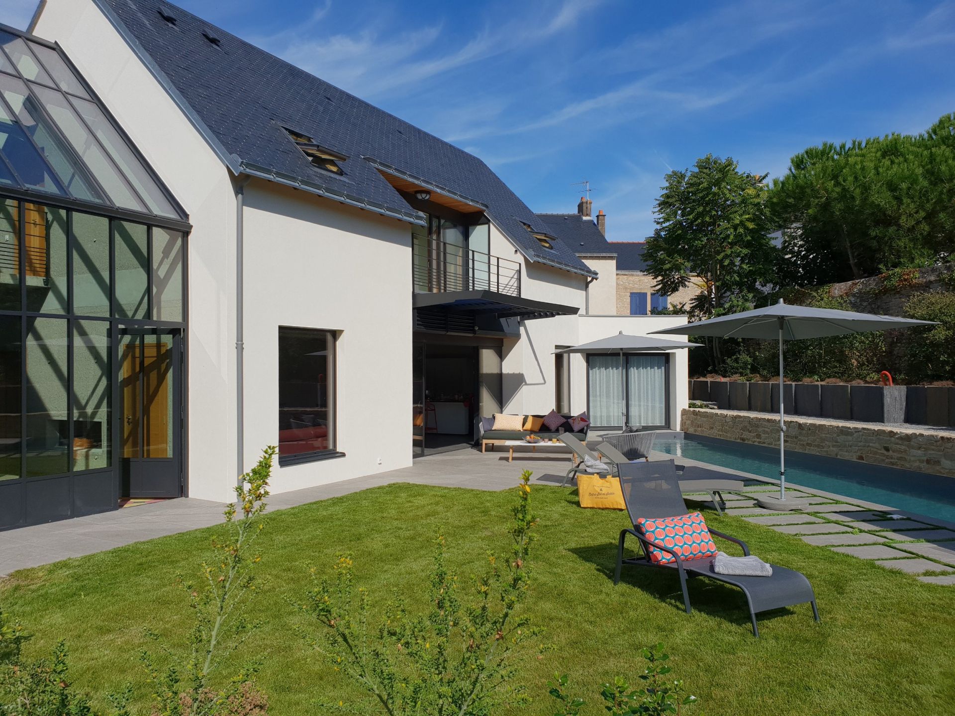 villa 9 Rooms for seasonal rent on BATZ SUR MER (44740)