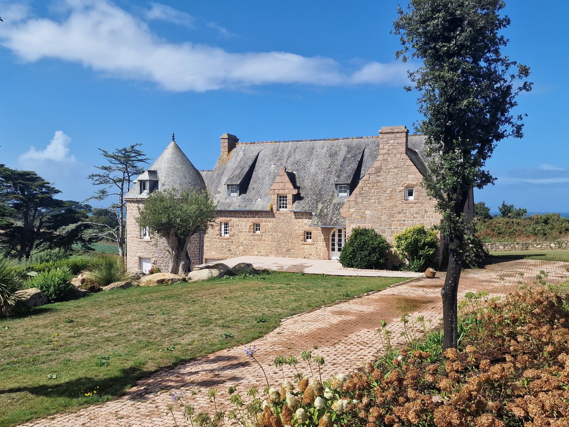 maison 15 Pièces en vente sur PLOUGRESCANT (22820)