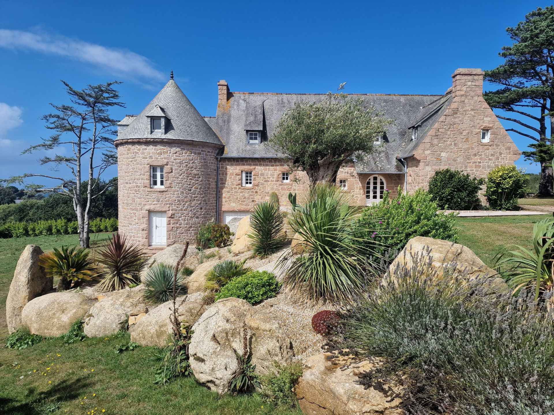 maison 15 Pièces en vente sur PLOUGRESCANT (22820)