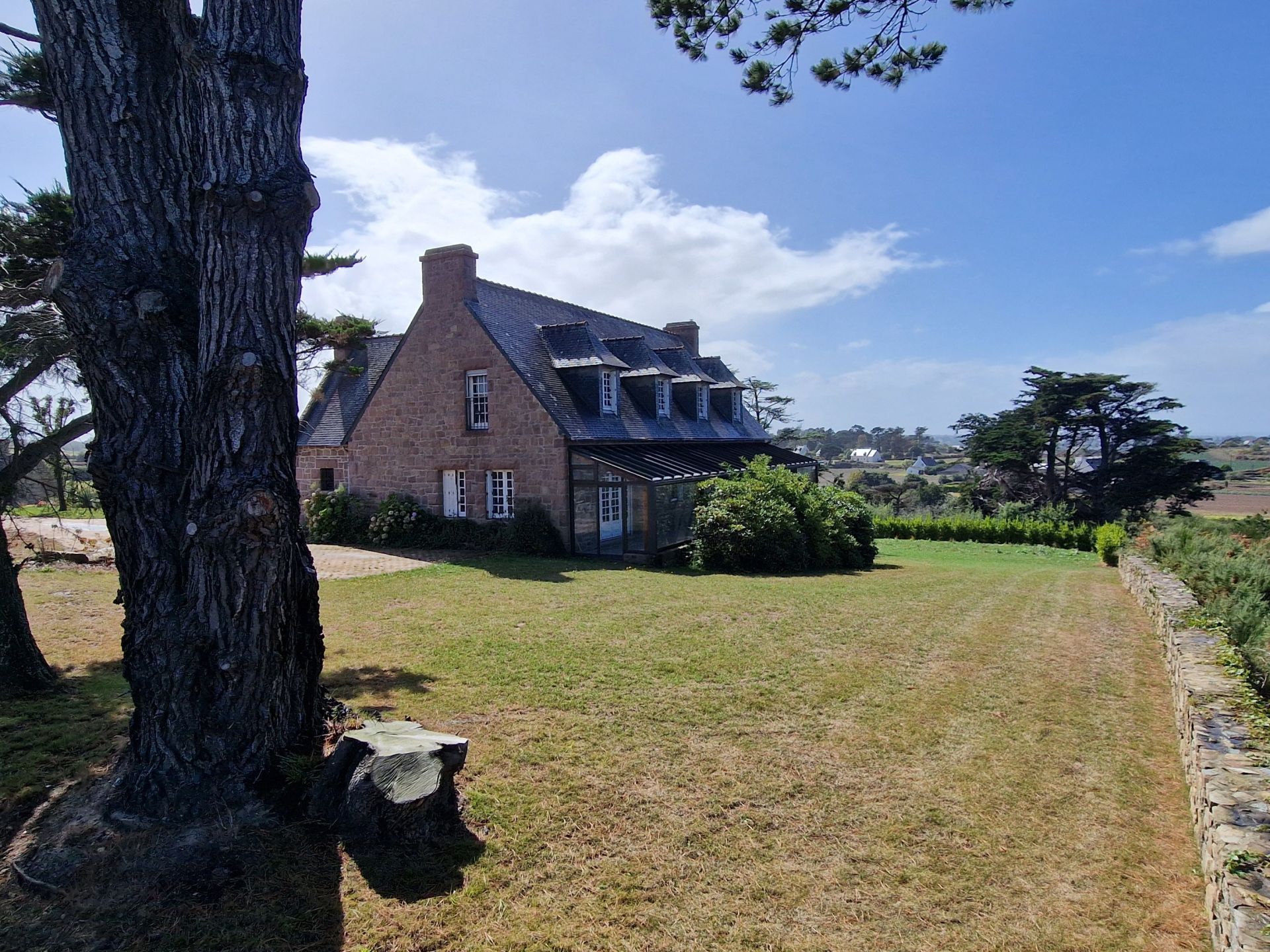 maison 15 Pièces en vente sur PLOUGRESCANT (22820)