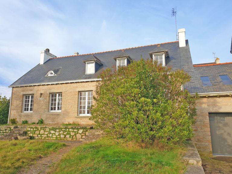 house 9 Rooms for sale on QUIMPER (29000)