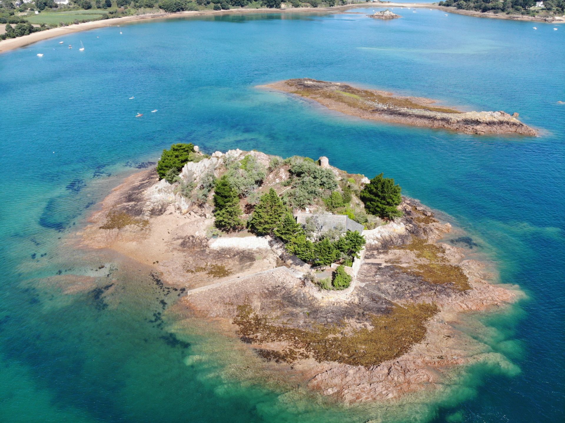 private island for seasonal rent on LEZARDRIEUX (22740)