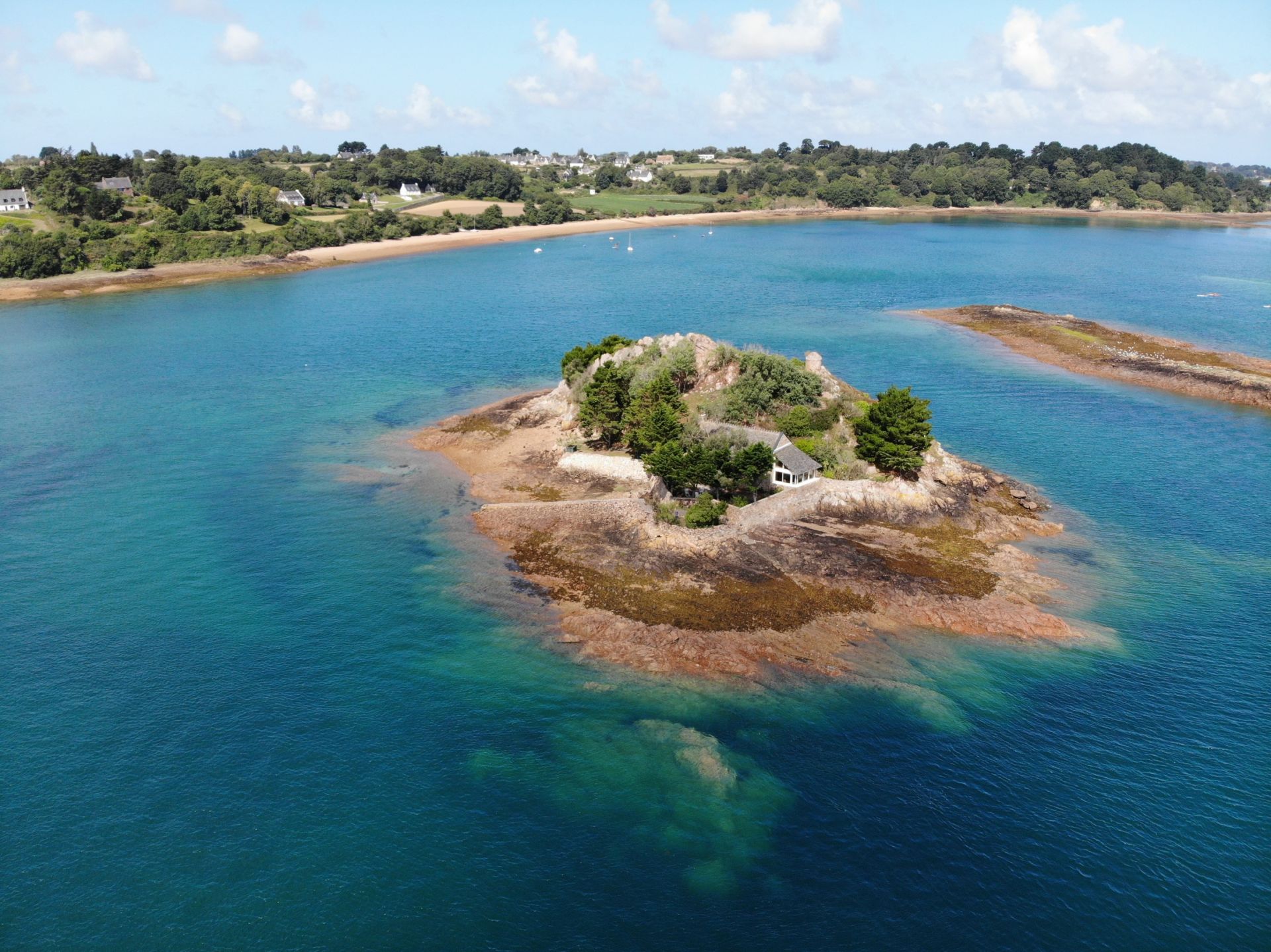 private island for seasonal rent on LEZARDRIEUX (22740)