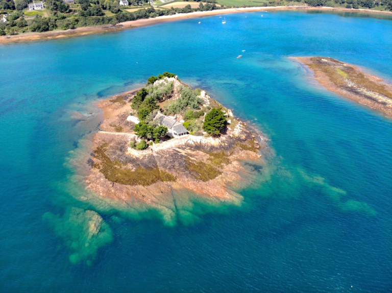 private island for seasonal rent on LEZARDRIEUX (22740)