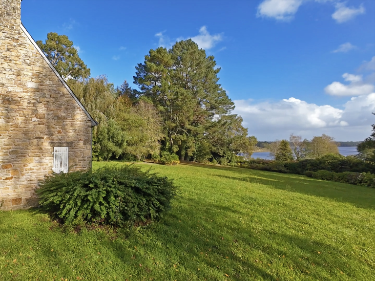 house 7 Rooms for sale on QUIMPER (29000)
