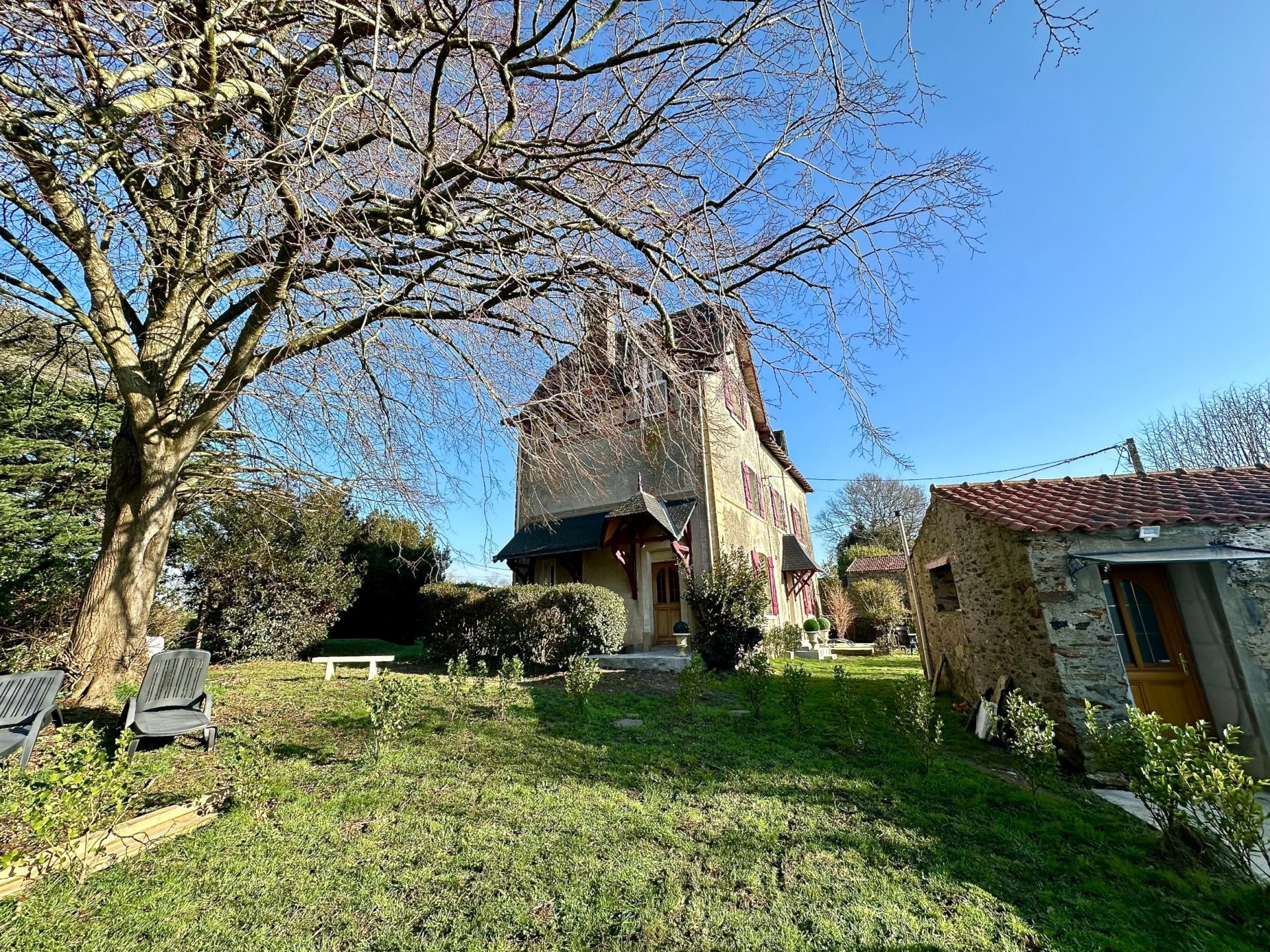 manor house 9 Rooms for sale on ST MICHEL CHEF CHEF (44730)