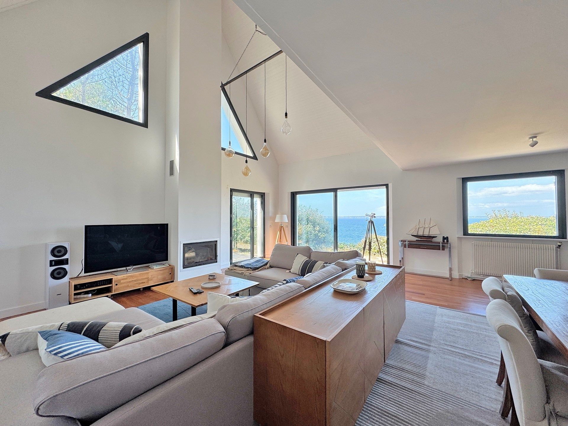 house 8 Rooms for sale on POULLAN SUR MER (29100)