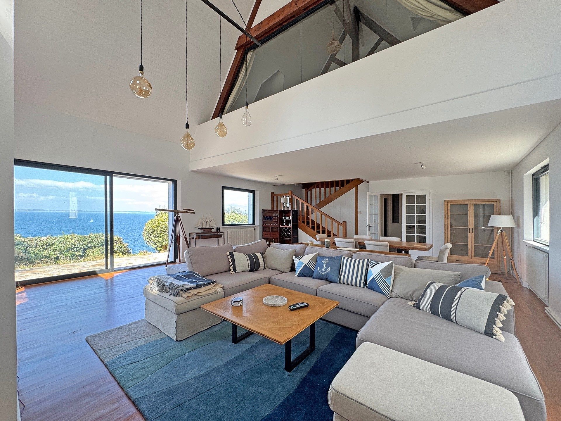 house 8 Rooms for sale on POULLAN SUR MER (29100)