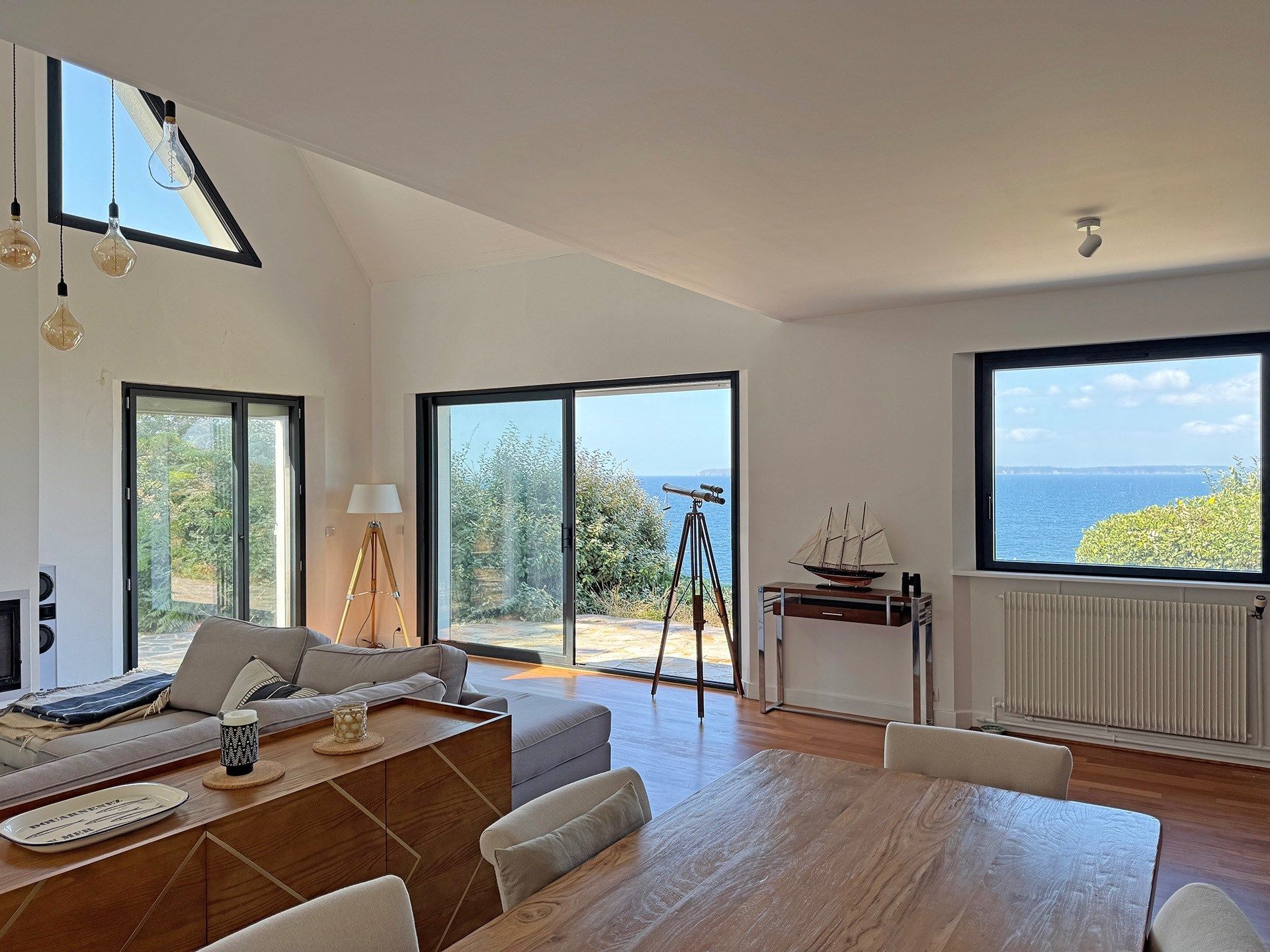 house 8 Rooms for sale on POULLAN SUR MER (29100)