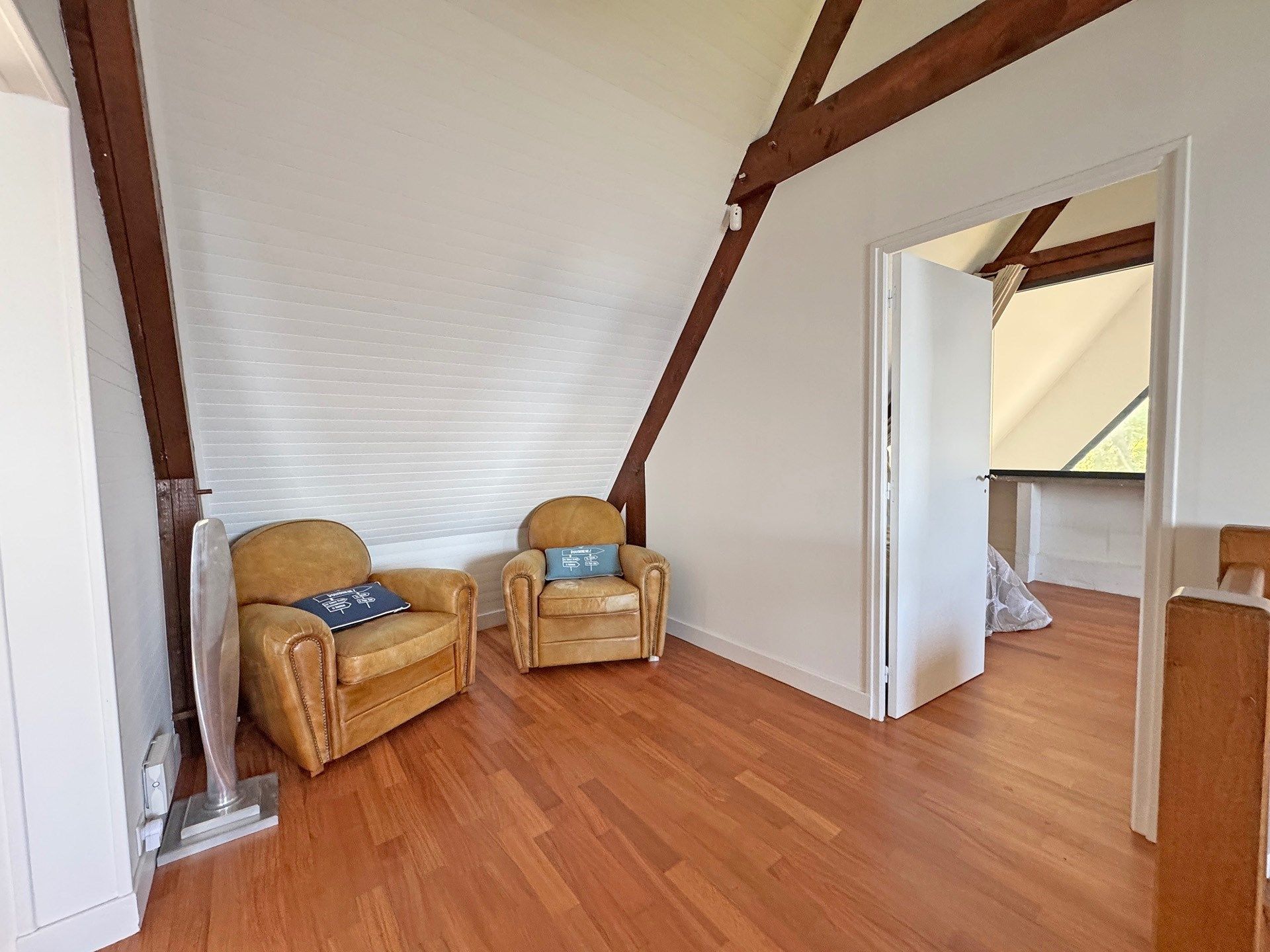 house 8 Rooms for sale on POULLAN SUR MER (29100)
