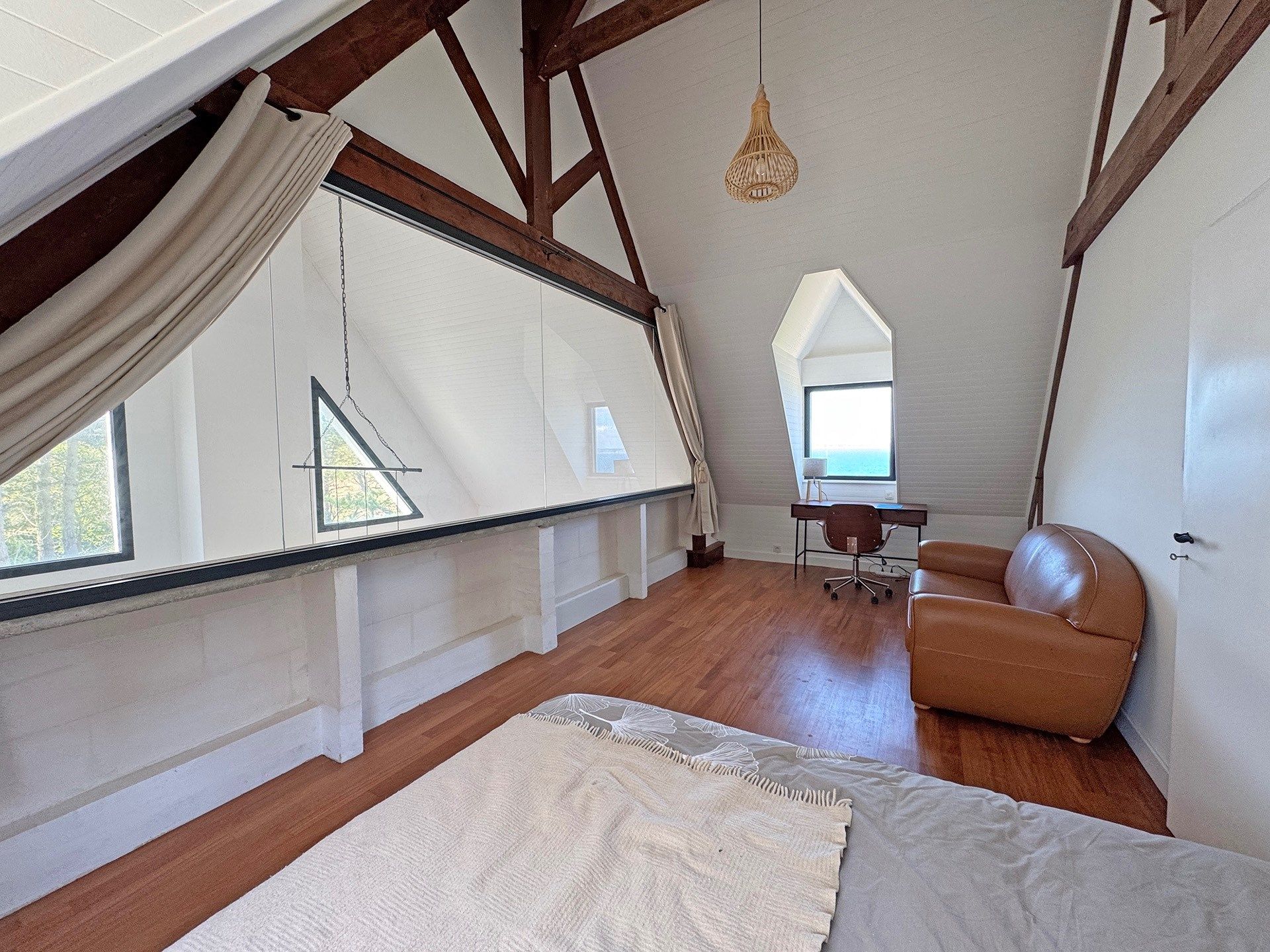 house 8 Rooms for sale on POULLAN SUR MER (29100)
