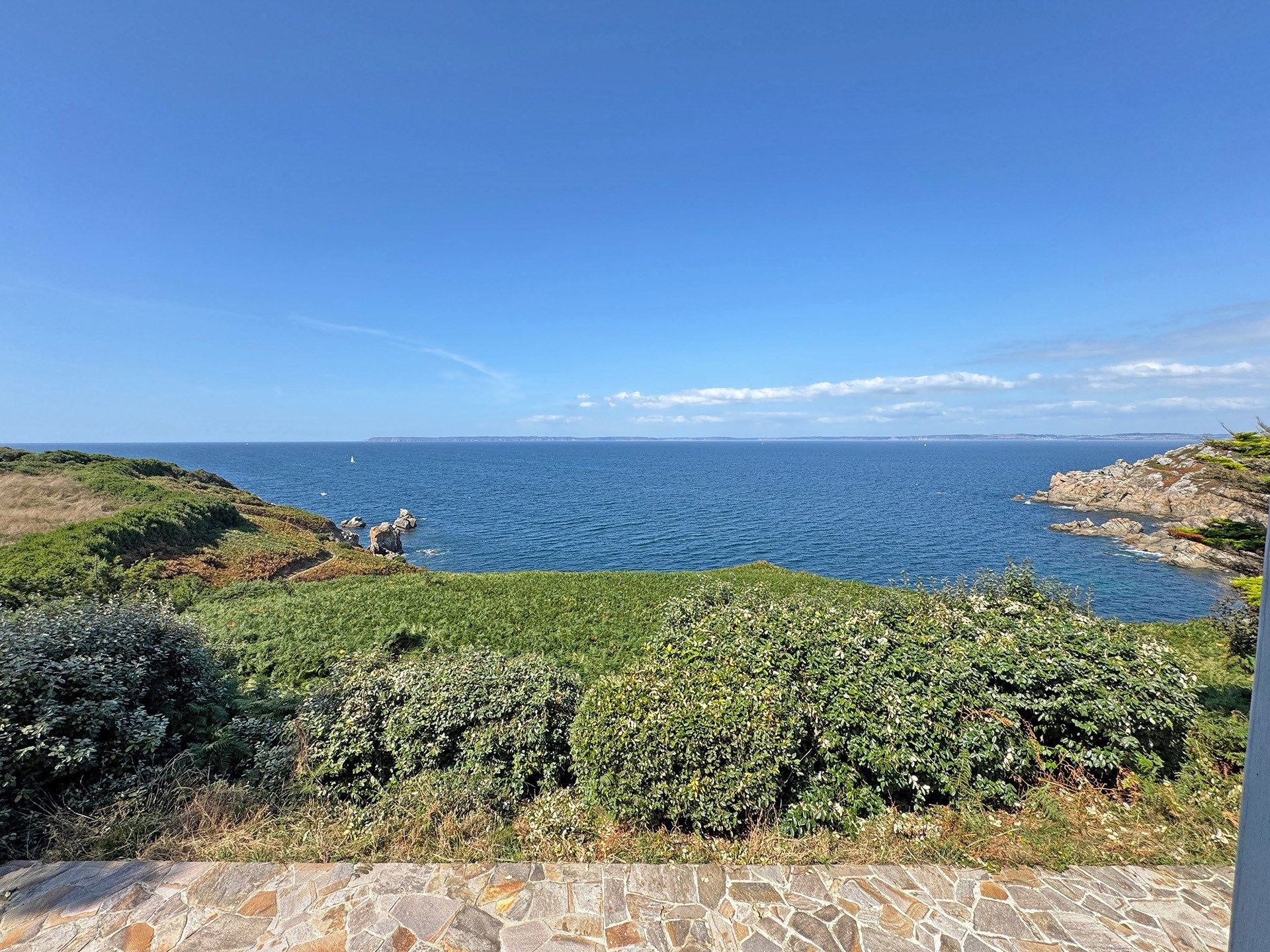 house 8 Rooms for sale on POULLAN SUR MER (29100)