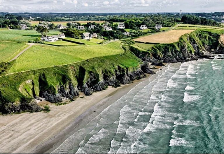 house 7 Rooms for sale on KERLAZ (29100)