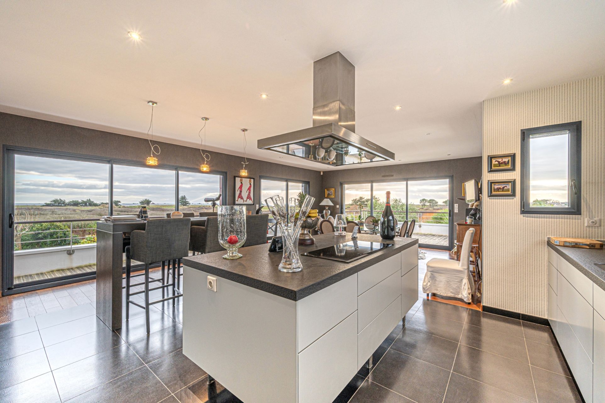 house 10 Rooms for sale on PENMARCH (29760)