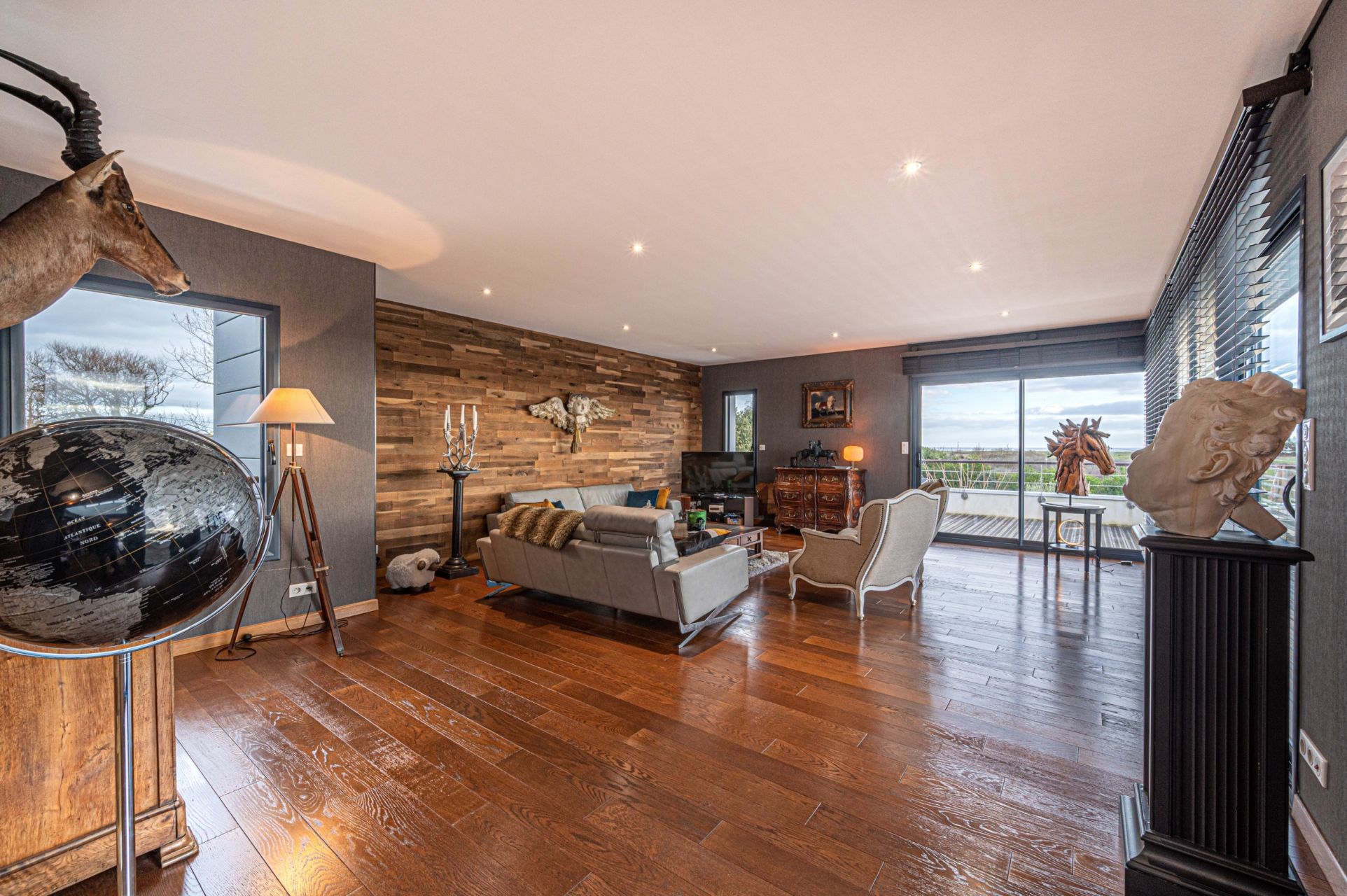 house 10 Rooms for sale on PENMARCH (29760)