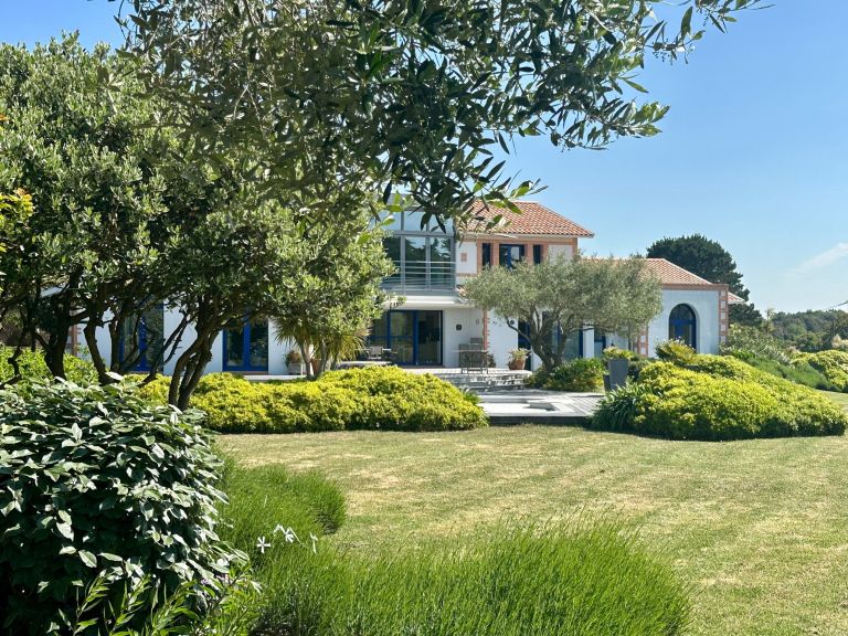 villa 10 Rooms for sale on PORNIC (44210)