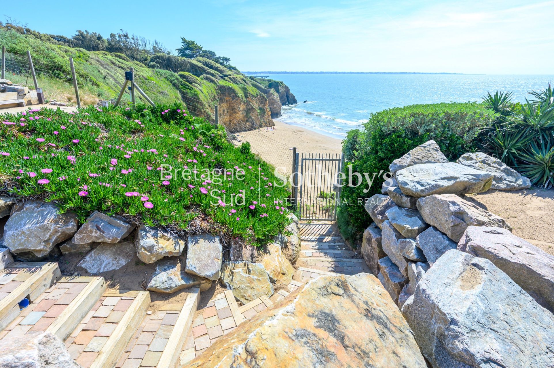villa 8 Rooms for sale on THARON PLAGE (44730)