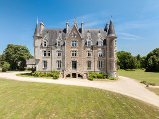castle 15 Rooms for sale on PLOMELIN (29700)