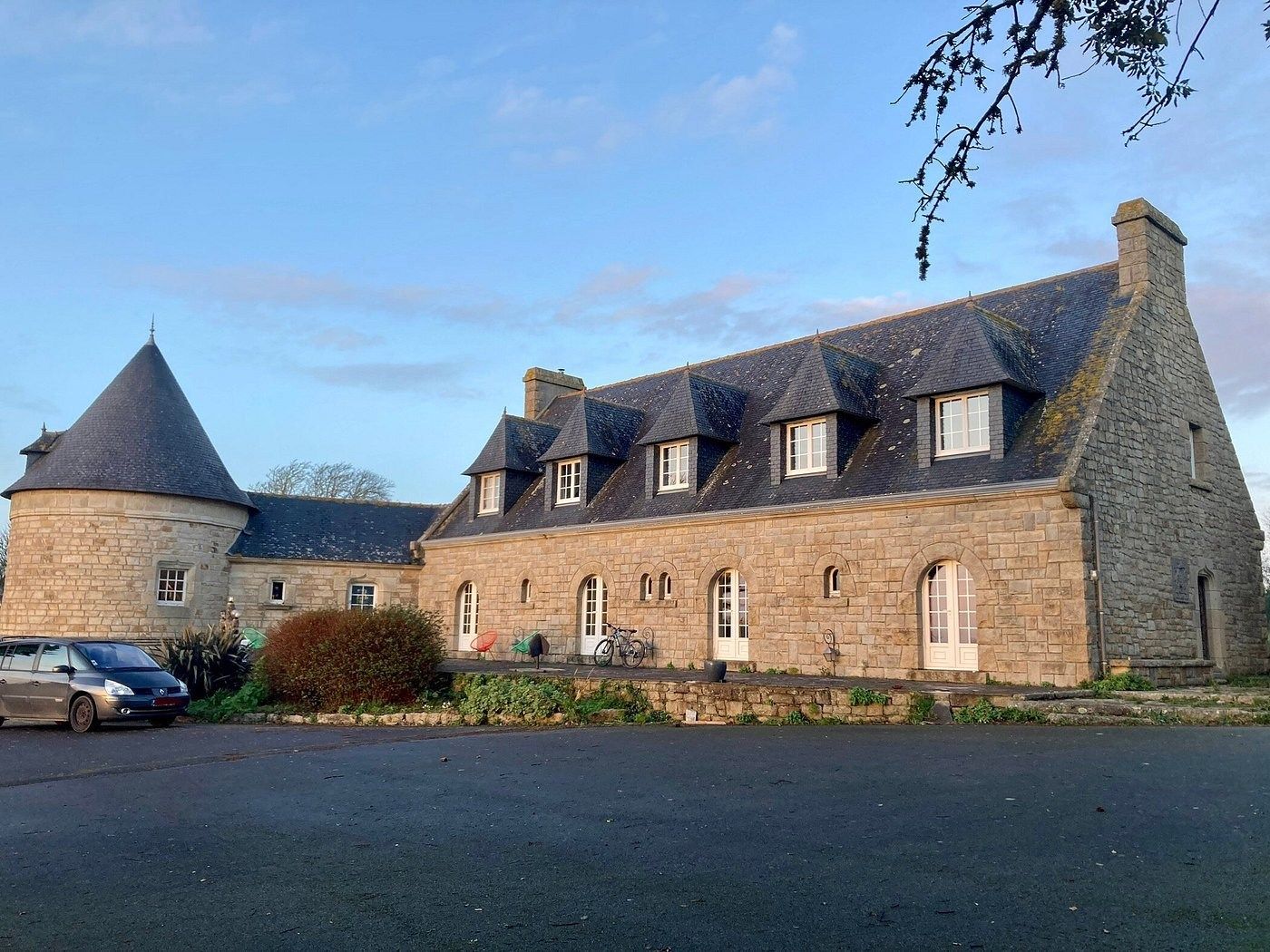 manoir 12 Pièces en vente sur POULDREUZIC (29710)
