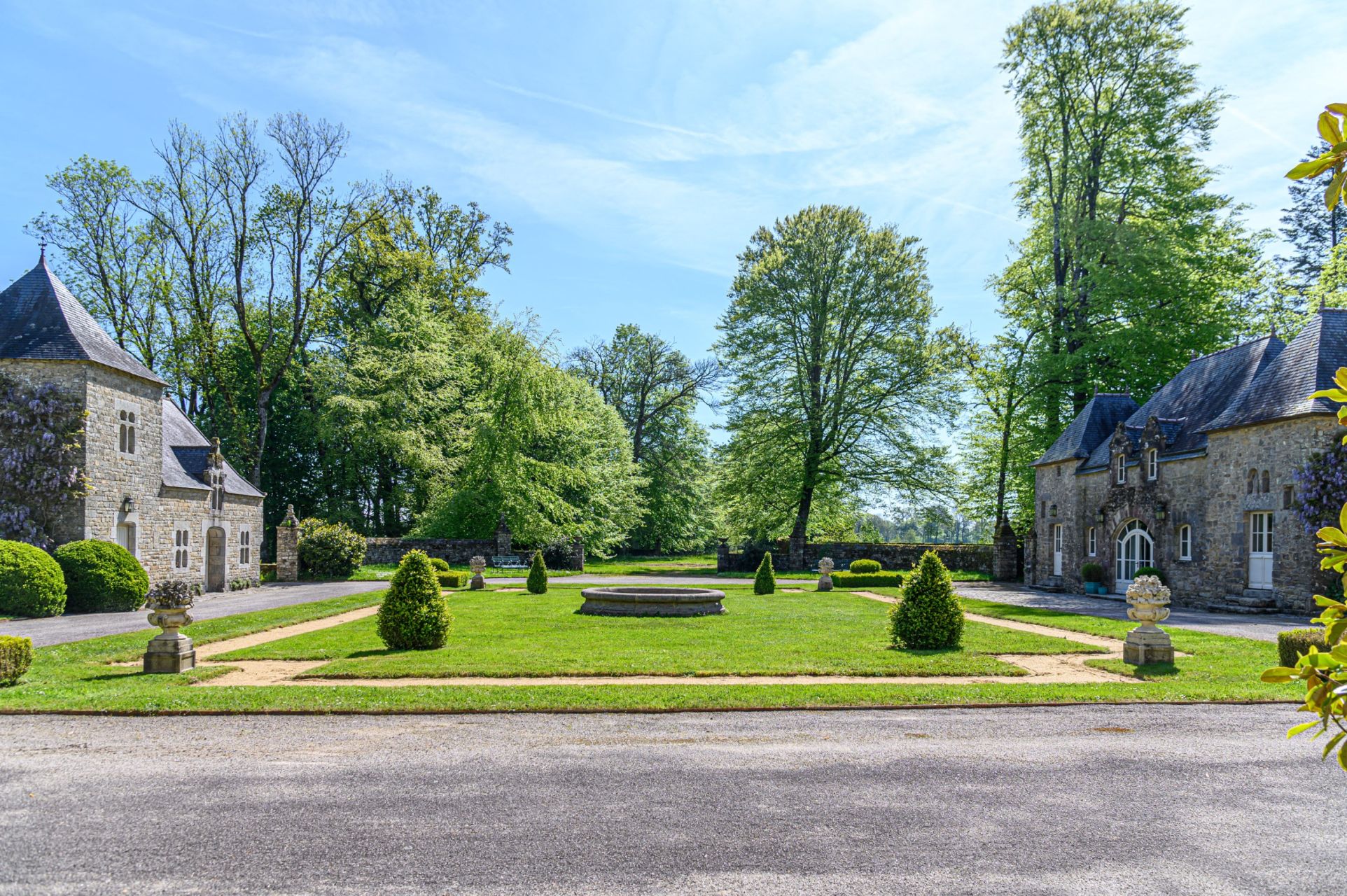manor house 14 Rooms for sale on LA VRAIE CROIX (56250)